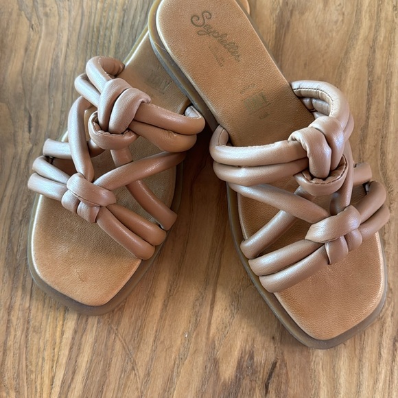Seychelles Sandals. Leather. Size 7. - Picture 2 of 4